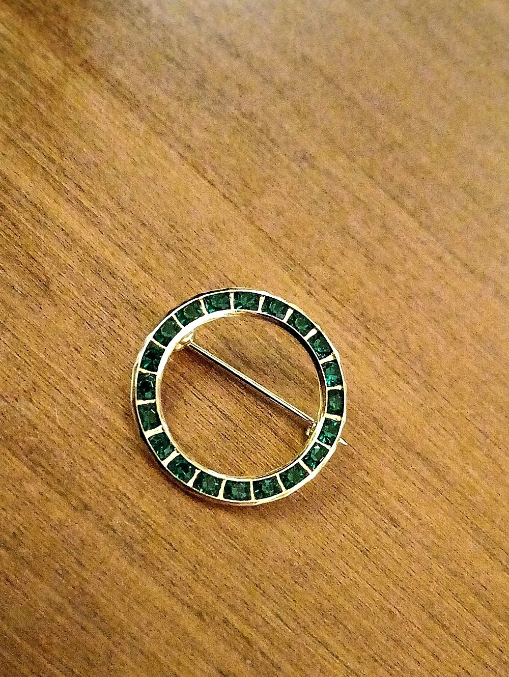 Shiny Green Emerald Color & Gold Tone Round Brooch Pin Like New 1"